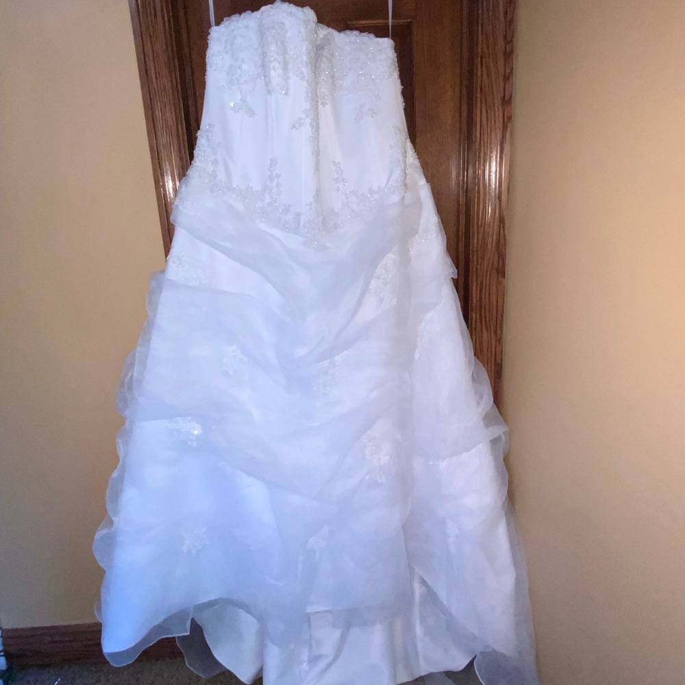 David’s Bridal White Floral Wedding Dress Size 22W (Brand New WITH BOX)